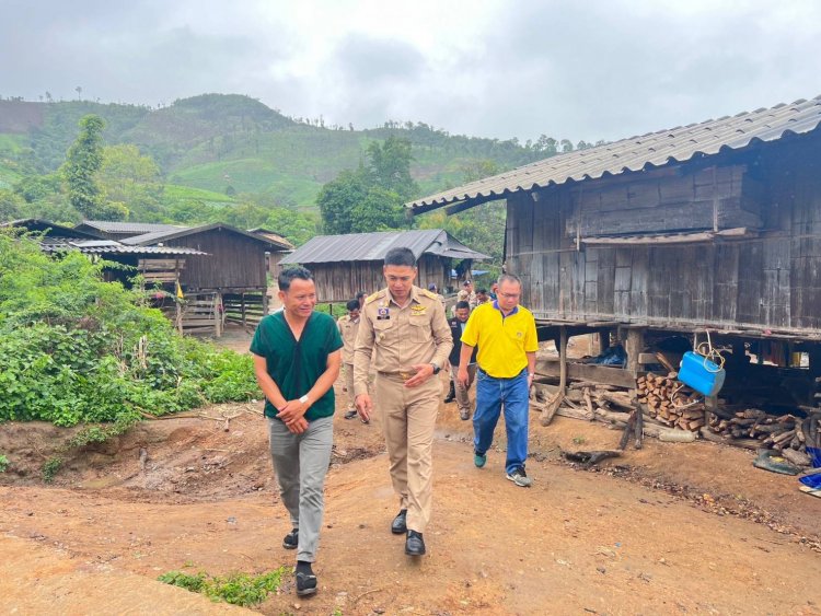 นายอำเภอสบเมย   “บำบัดทุกข์ บำรุงสุข ประชาชน”ลงพื้นที่ช่วยเหลือเด็กนักเรียน 4 ขวบอาศัยอยู่กับตา-ยาย