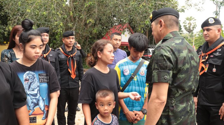 มทภ.4 รุดเยี่ยมให้กำลังใจ 2 ครอบครัวไทยพุทธถูกคนร้ายลอบยิงดับ 2 ศพขณะหาของป่า