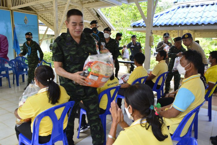 แม่ทัพภาคที่ 4 ตรวจเยี่ยมโครงการหมู่บ้านเศรษฐกิจพอเพียงและเดินทางพบปะคนไทยในมาเลเซีย