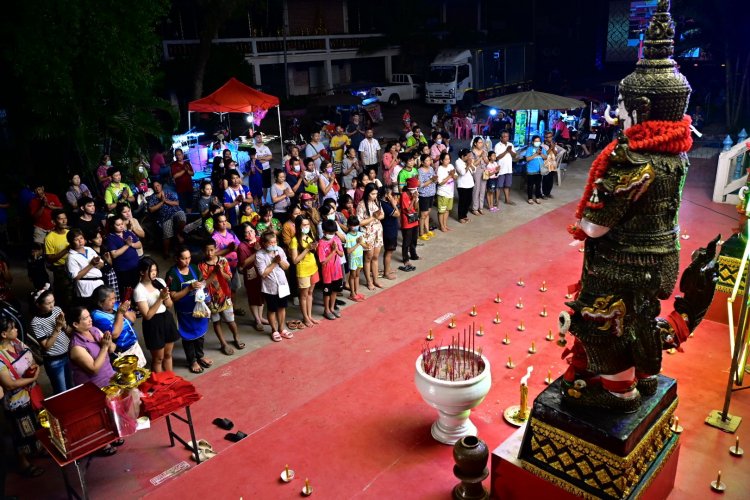 สายบุญ-คอหวยทั่วสารทิศแห่กราบไหว้ขอพร"ท้าวเวสสุวรรณ"วัดดังเมืองปราจีนบุรี