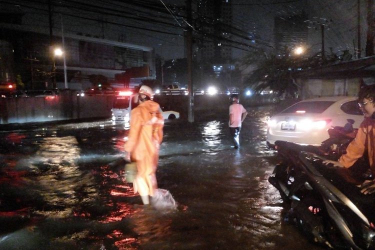 “ผบ.ตร.” สั่งตำรวจทั่วประเทศรับมือฝนตกน้ำท่วม ดูแลการจราจรช่วยเหลือประชาชน