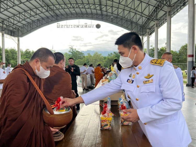 นายอำเภอสบเมยนำพสกนิกรทำบุญตักบาตรถวายพระราชกุศลสมเด็จพระเจ้าอยู่หัว