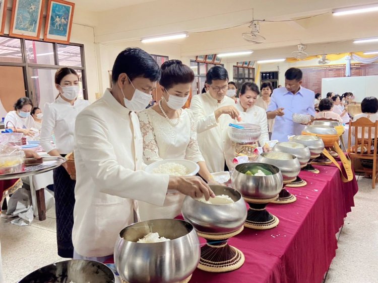 พุทธบริษัทศรีสะเกษแห่ร่วมทำบุญตักบาตร-ถวายเทียนพรรษ-เวียนเทียนวันอาสาฬหบูชา