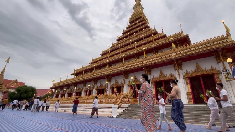 พุทธศาสนิกชนขอนแก่นร่วมเวียนเทียนวันอาสาฬหบูชาแน่นทุกวัด