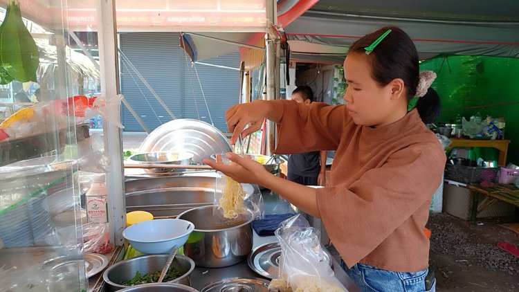 ตอบแทนสังคมไทย!แม่ค้าร้านอาหารตามสั่งเปิดโรงอาหารให้ทานฟรีไม่อั้นถวายพระราชกุศลวันแม่แห่งชาติ