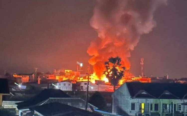อพยพสิ่งของอลหม่าน!ไฟไหม้ตลาดอินทร์บุรีอาวุกว่า 100 ปี บ้านเรือนถูกเผาวอด 26 หลัง