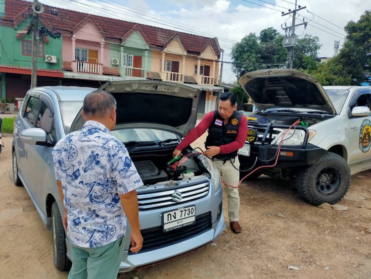 “นุ้ยส์ เมืองฉอด”รุดช่วยเหลือชาวบ้านรถยนต์เสียริมถนน ชุมชนบัวคูณ "คนไทย ไม่ทิ้งกัน”
