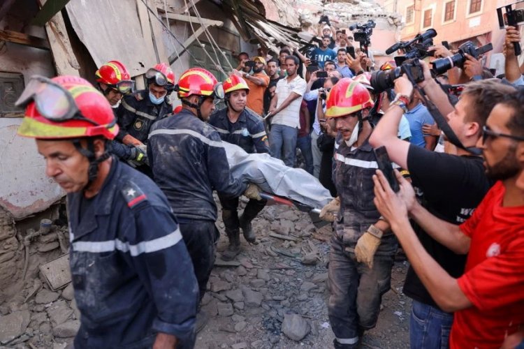เหยื่อแผ่นดินไหวโมร็อกโกพุ่งแล้วกว่า 2 พันศพ-ทีมกู้ภัยเร่งค้นหาผู้ประสบภัยใต้ซากอาคาร