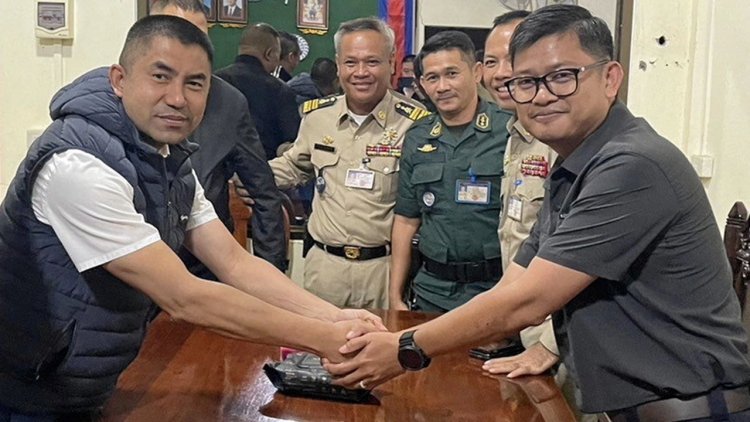 ตำรวจกัมพูชาทลายแก๊งคอลเซ็นเตอร์ที่บ่อนปอยเปตรวบ 4 ผู้ต้องหา โยงคดีสลดฆ่าโหด 3 ศพในไทย
