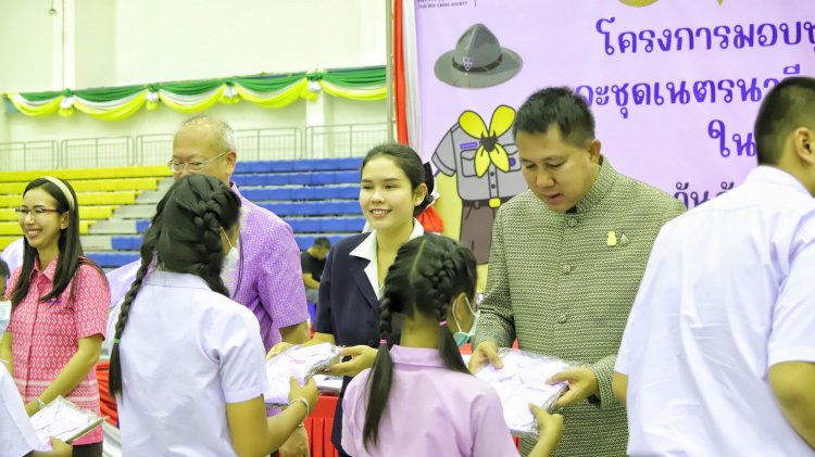 ผู้ว่าฯชลบุรี มอบชุดนักเรียน-ลูกเสือ-เนตรนารี  ช่วยเหลือครอบครัวผู้ยากไร้