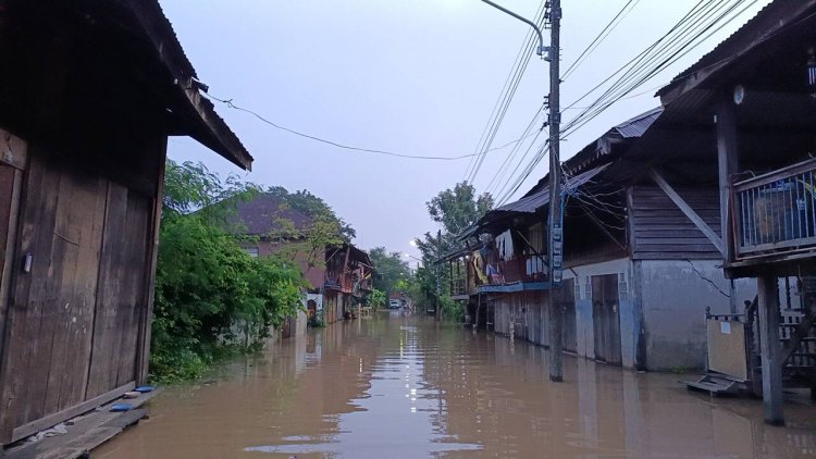 ฝนถล่มจมชุมชนตลาดเก่าแก่กบินทร์บุรี 100 ปีเดือดร้อน 50 ครัวเรือน