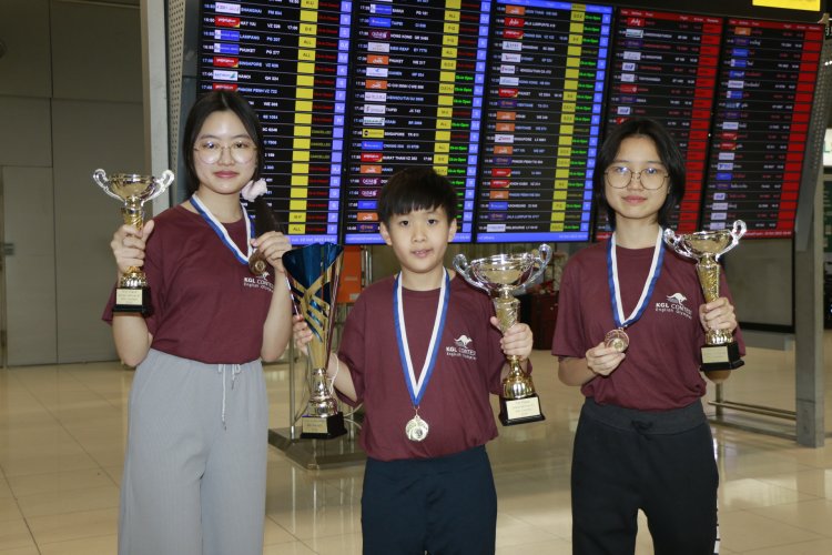 2 เด็กไทยเจ๋งคว้าเหรียญแข่งขันภาษาอังกฤษโอลิมปิก