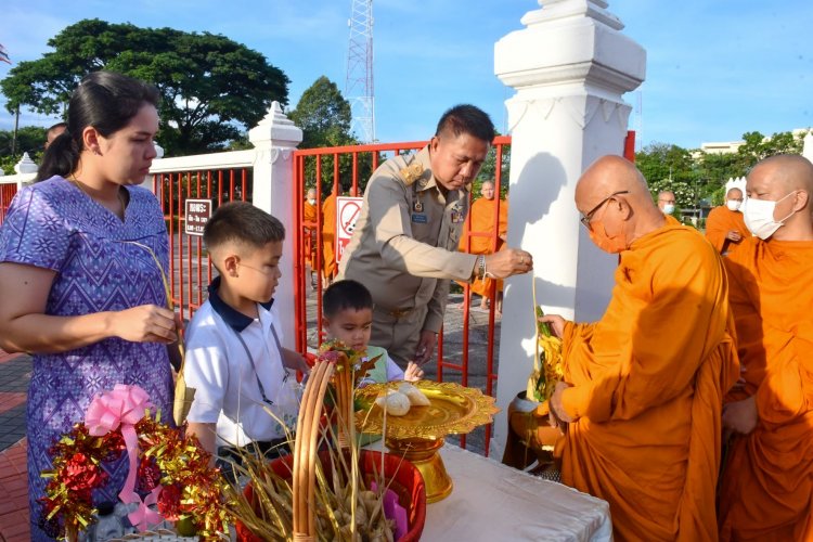 ผู้ว่าฯชลบุรีนำพุทธศาสนิกชน ตักบาตรเทโวข้าวต้มหาง สืบสานประเพณีออกพรรษา