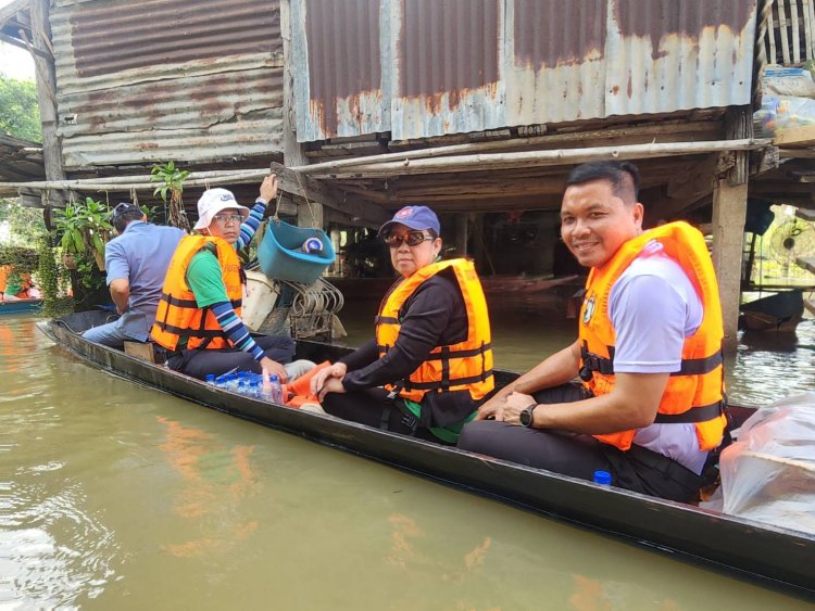 อบจ.พิจิตร ส่งหมออนามัย-อสม.นั่งเรือหางยาวเยี่ยมผู้ป่วยติดบ้านติดเตียงถึงบันไดบ้าน