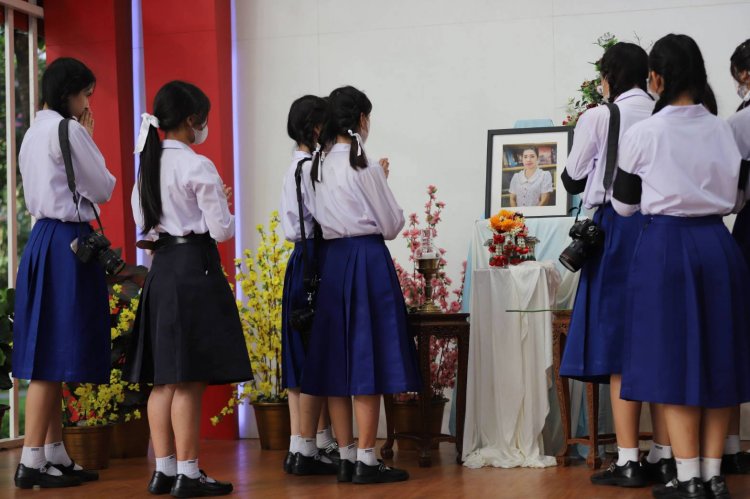ครู-นักเรียนร่ำให้วางดอกไม้ไว้อาลัยครูเจี๊ยบเหยื่อคมกระสุนอริอุเทนถวาย