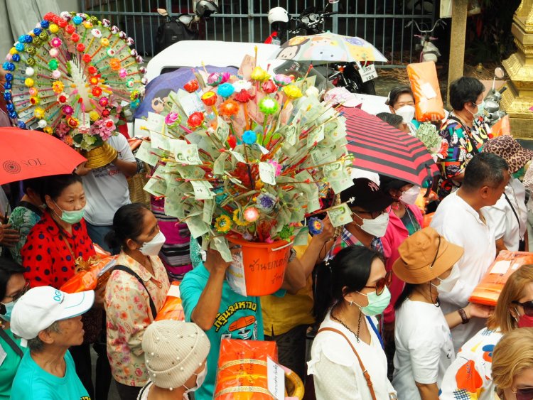 คลื่นศรัทธาแห่ร่วมงานกฐินวัดมหาวงษ์คับคั่งสมทบทุนบูรณะวัด