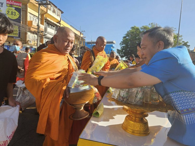 เทศบาลเมืองปราจีนฯทำบุญตักบาตรพระ –สามเณร-แม่ชีกว่า150 รูป รับปีมะโรง-งูใหญ่