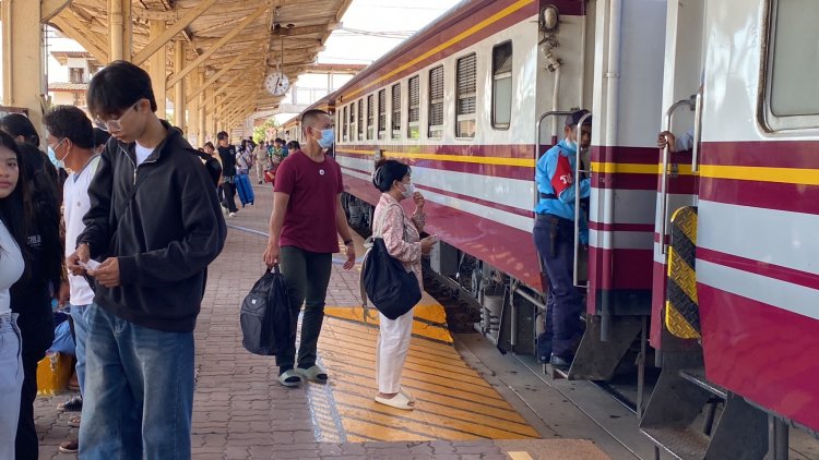 สถานีรถไฟโคราชคนแน่นหลังประชาชนทยอยเดินทางกลับกรุงเทพฯ