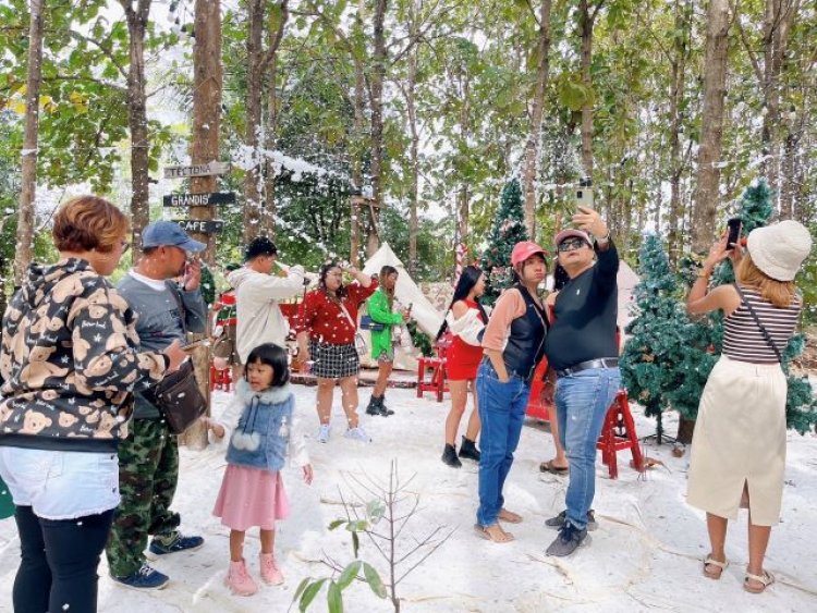 'คาเฟ่แคมป์ปิ้ง' บรรยากาศสุดฟิน ท่ามกลางหิมะตก โรแมนติกสไตล์เกาหลี