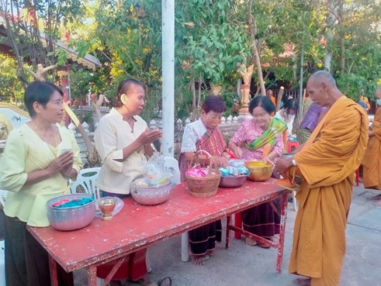 หมู่บ้านสุขใจ นุ่งผ้าไทยใส่บาตรพระสืบสานประเพณีอีสานบ้านเฮา