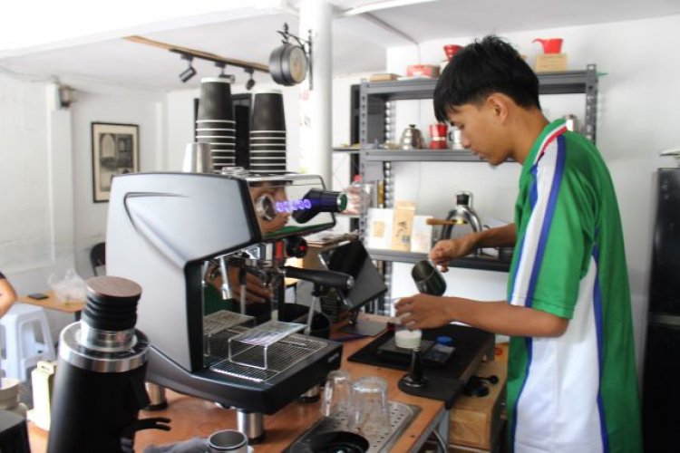 "อิมรอฮีม"ต้นแบบวัยรุ่นยะลาสร้างธุรกิจจากหลักพันสู่เถ้าแก่ร้านกาแฟบ้านโกปีฆูนุง