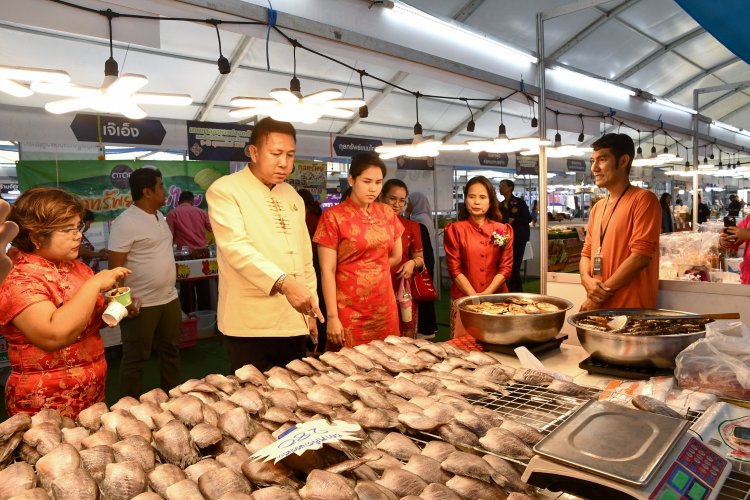 พ่อเมืองชลบุรีเปิดงาน สินค้าอาหารปลอดภัย และสินค้าเด่นภาคตะวันออก