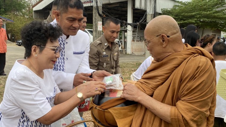 สายธารบุญผู้ว่าฯ-ผู้การตำรวจาร่วมตักบาตรทอดกฐินช่วยซ่อมแซมที่ทำการ สภ.เนินสง่า