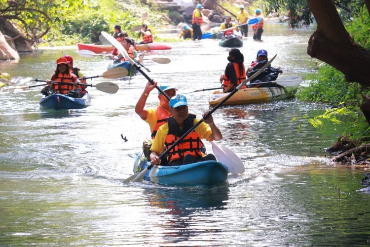 ตำรวจโคราชรวมพลังทำความสะอาดบ่อน้ำผุดเขาใหญ่-ลำตะคอง