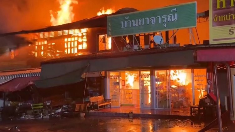 หนีตายวุ่น!ไฟไหม้ตลาดเทศบาลรัตนบุรี สุรินทร์ วอด 60 คูหา เสียหายร่วม 100 ล้าน