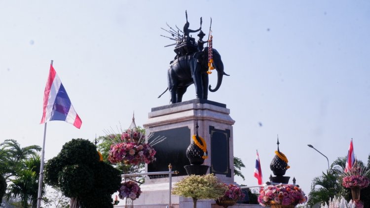 เพชรบุรี-ประจวบฯถวายพวงมาลัยดอกไม้สด สักการะพระบรมราชานุสาวรีย์สมเด็จพระนเรศวรมหาราช