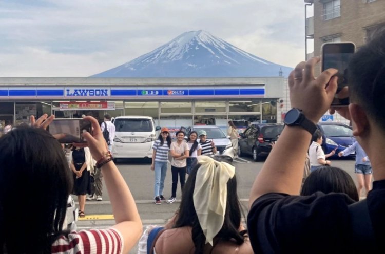 รัฐบาลท้องถิ่นกั้นฉากดำปิดจุดถ่ายรูปฟูจิ ตัดปัญหา​นักท่องเที่ยวไร้ระเบียบ​