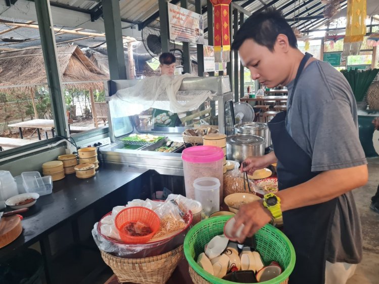 ร้านก๋วยเตี๋ยวเรือโคราชยกเลิกเมนูผสมกัญชาหลังไม่มั่นใจรัฐต่อกม.ยาเสพติด