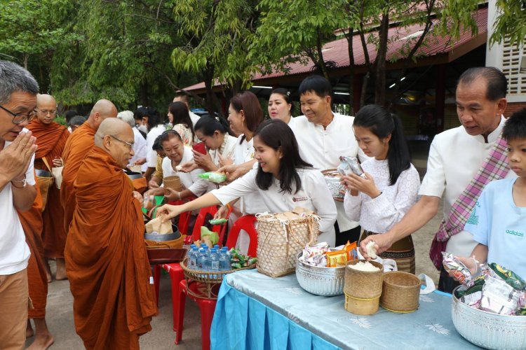 ชาวอำนาจเจริญรวมใจทำบุญตักบาตรเนื่องในวันวิสาขบูชา