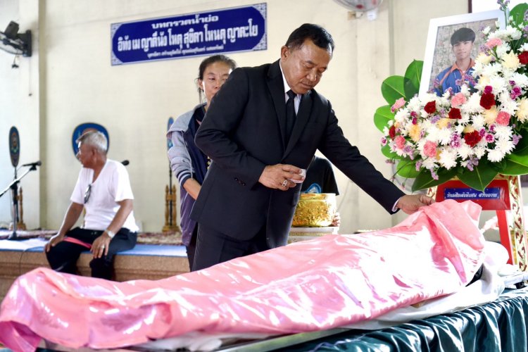 ลุงชาญฯลุงใหญ่ ร่วมงานรดน้ำศพเด็ก ม.5 โรงเรียนสามโคกขี่จยย.ชนรถหาเสียงดับ