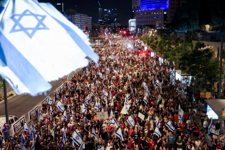 กลุ่มผู้ประท้วงหลายหมื่นคน เดินขบวนต่อต้านรัฐบาลอิสราเอล