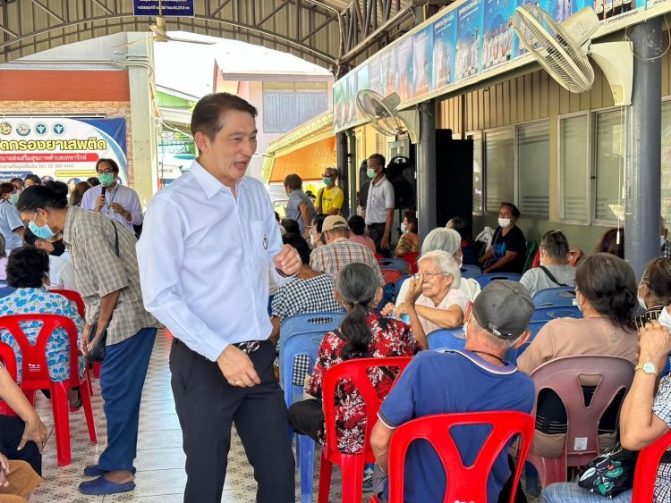 'วชิรเชษฐ์'นายกทต.เทพารักษ์-'ชาตรี' รองนายกทต.เทพารักษ์ ลงพื้นที่เยี่ยมปชช.ฉีดวัคซีนไข้หวัด