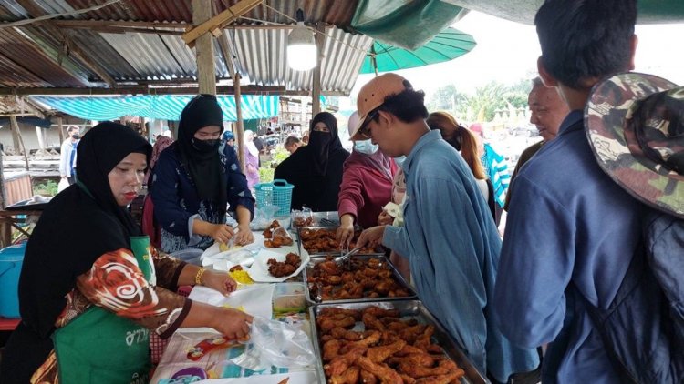 แม่ค้าไก่ทอดขมิ้น ข้าวหมกไก่ เมืองเบตงยันไม่ขึ้นราคาแม้ไก่สดราคาพุ่ง