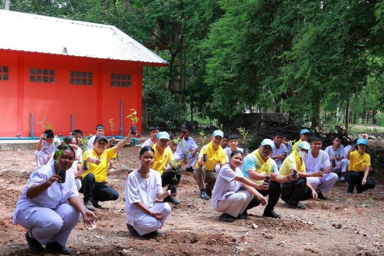 ตำรวจโคราช นำคณะครู นักเรียน โรงเรียนไตรรัตน์วิทยาคาร ปลูกป่าชุมชน บวรกินได้