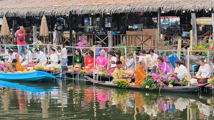 " เที่ยวชุมชน ยลวิถี "ชวนใส่ชุดไทย ทำบุญตักบาตรพระทางเรือ ท่องเที่ยวทางวัฒนธรรม ตลาดน้ำปีกกา