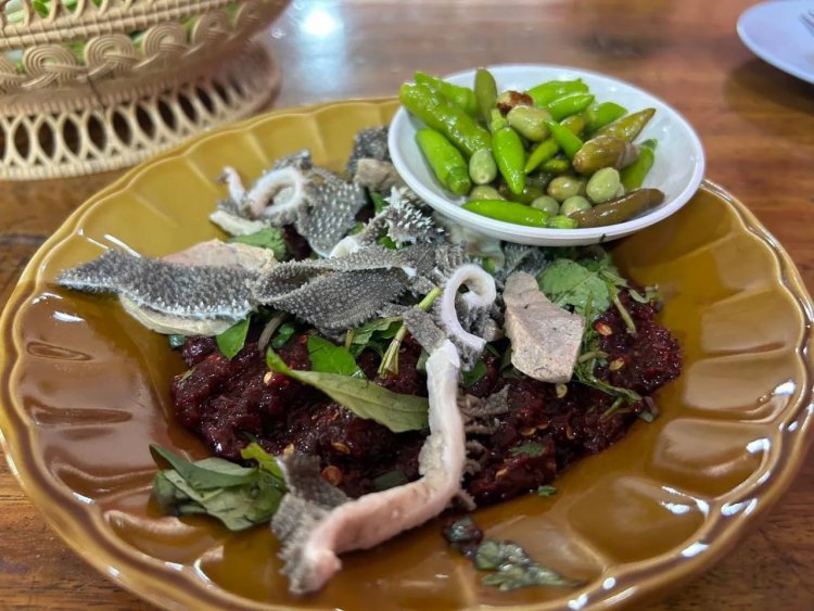"ลาบหนานนวล" ตำนานร้านลาบเหนืออร่อยคู่แม่สายกว่า 70 ปี