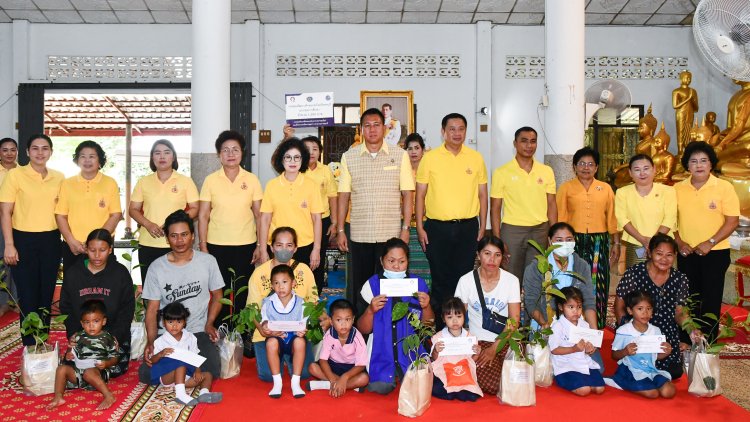 พ่อเมืองชลบุรีมอบสิ่งของผู้ด้อยโอกาสเฉลิมพระเกียรติในหลวง
