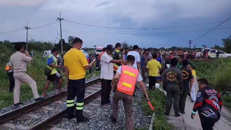 พิจิตรเกิดอุบัติเหตุรถไฟชนรถกระบะ4ประตูตาย5เจ็บ2