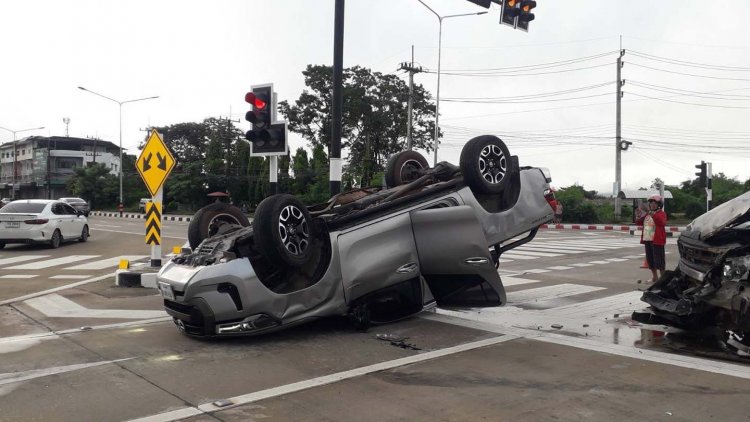 เขย่าขวัญระทึก! ฝนตก ถนนลื่น กระบะชนกันสนั่นกลางสี่แยกไฟแดงมุกดาหาร