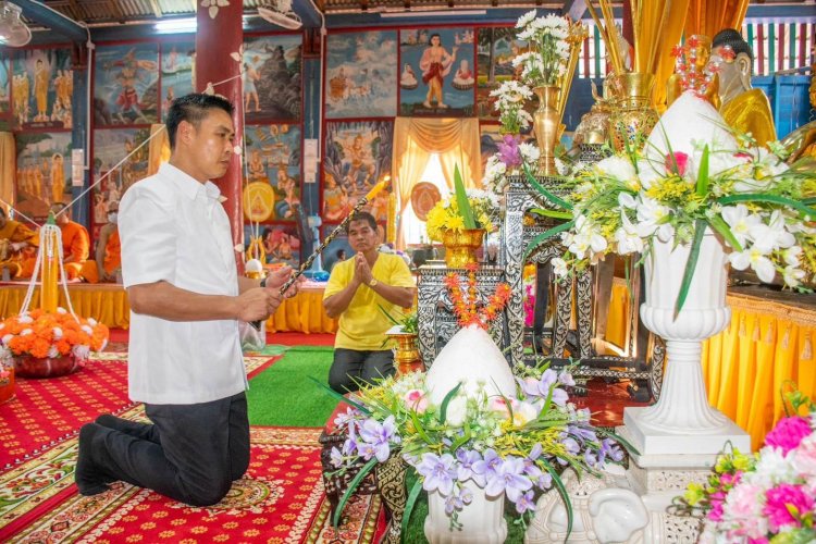 " นายอำเภอตั้ม" ประธานในพิธีแห่เทียนจำนำพรรษา ทำบุญถวายวัดท่าสองยาง ประจำปี 2567