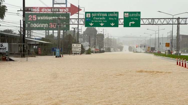 ฝนถล่มตราด 4 วันติด น้ำป่าหลากท่วมหนัหลายอำเภอ เดือดร้อนเพียบ