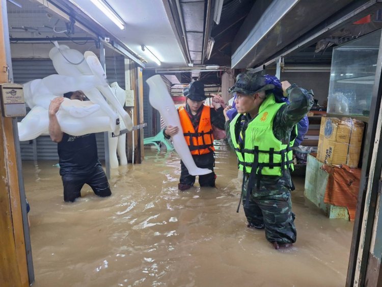 ฝนถล่ม 4 วัน ชายแดนไทย-เมียนมา อ่วมหนัก น้ำเมยล้นตลิ่งท่วมตลาดริมเมย