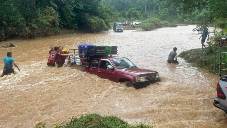 ฝนถล่มแม่ฮ่องสอนน้ำป่าทะลักท่วมเส้นทางชายแดนบ้านเสาหินถูกตัดขาด