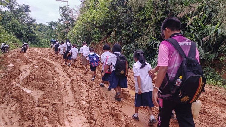 หน้าฝนหนทางเข้าโรงเรียนแสนลำบาก  เด็กนักเรียน -ชาวบ้านน้ำเพาะ อ.ทุ่งช้าง จ.น่าน ร้องวอนหน่วยงานช่วยเหลือ