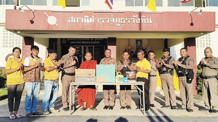 "หลวงปู่โชติ" เมตตามอบคอมพิวเตอร์ตำรวจสภ.วังหิน