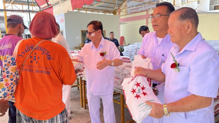 มูลนิธิสว่างคุณธรรมฯจัดพิธีทิ้งกระจาด (ซิวโก) แจกข้าวสารอุทิศบุญบรรพบุรุษ ลดรายจ่ายปชช.